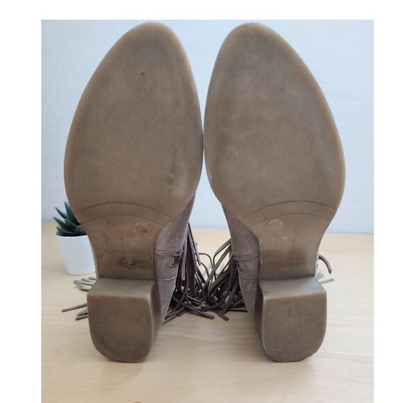 BCBG Generation Women's Size 6.5 Ankle Boots Zip Suede Tan Beige Fringe Booties - Picture 6 of 8